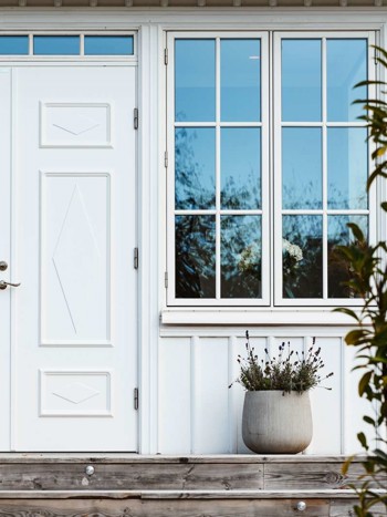 Vit pardörr med överljus från diplomat