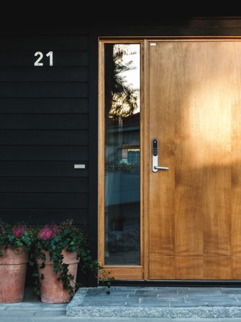 Dörr i trä med sidoljus från diplomat