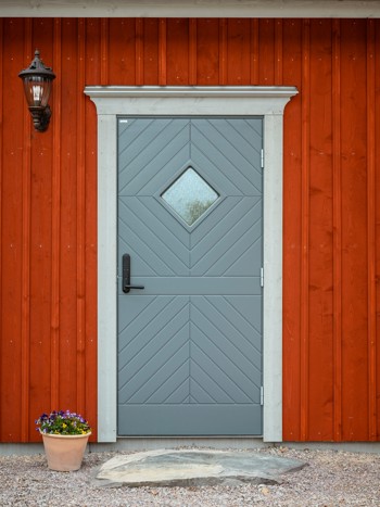 Blå diplomat dörr med fönster