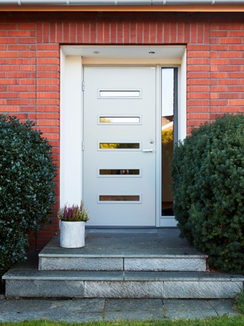 Ljusgrå Diplomat dörr med sidoljus