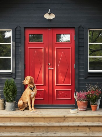 Röd dubbeldörr från Diplomat dörrar