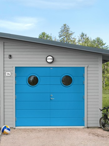 Blå garageport från Diplomat dörrar